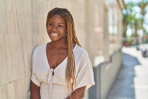 Afroamerykanka Uśmiecha Się Pewnie Spoglądając Ulicę — Zdjęcie stockowe