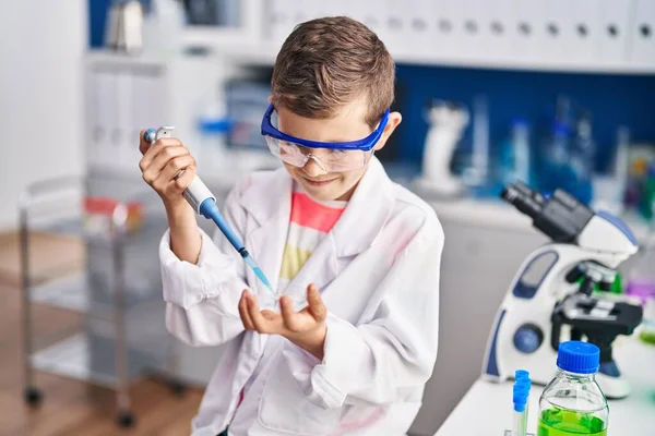 Laboratuvarda Pipet Kullanan Bilim Adamı Üniforması Giyen Sarışın Bir Çocuk — Stok fotoğraf