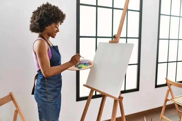 Young African American Woman Smiling Confident Drawing Art Studio — Stockfoto