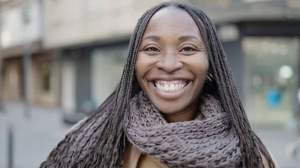 Africká Žena Usmívá Sebevědomě Ulici — Stock fotografie