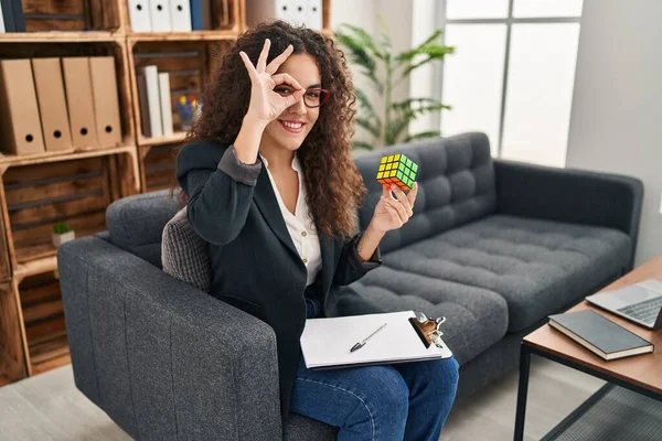Junge Hispanische Frau Spielt Bunte Puzzle Würfel Intelligenz Spiel Lächelnd — Stockfoto