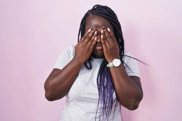 若いアフリカの女性は 疲労や頭痛のためのピンクの背景摩擦目の上に立って 眠いと疲れた表情 ビジョンの問題 — ストック写真