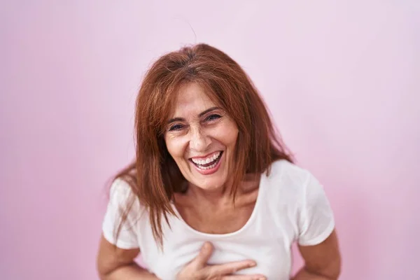 Donna Mezza Età Piedi Sfondo Rosa Sorridente Ridente Forte Perché — Foto Stock