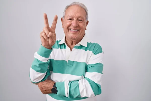 Idősebb Férfi Ősz Hajjal Áll Fehér Háttér Felett Mosolyogva Boldog — Stock Fotó