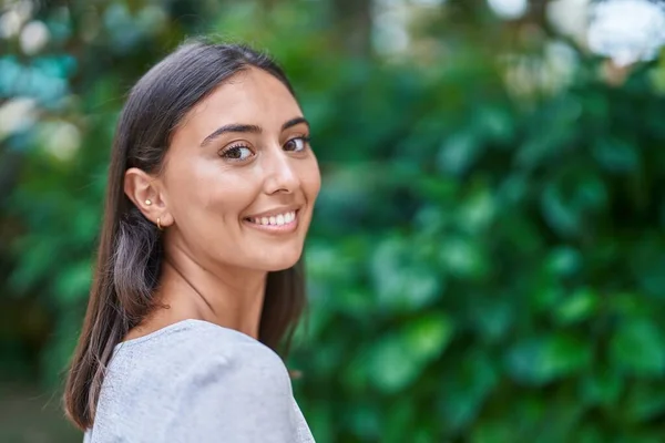 Jonge Mooie Spaanse Vrouw Glimlachend Vol Vertrouwen Staand Het Park — Stockfoto