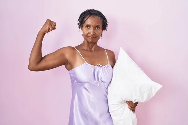 Afrikansk Kvinna Med Dreadlocks Bär Pyjamas Krama Kudde Stark Person — Stockfoto