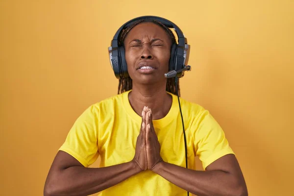 Afrika Kökenli Amerikalı Bir Kadın Müzik Dinlerken Kulaklık Takıyor Elleriyle — Stok fotoğraf