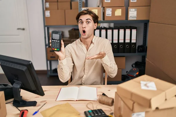 Young Man Working Small Business Ecommerce Holding Dataphone Scared Amazed — Stock Photo, Image