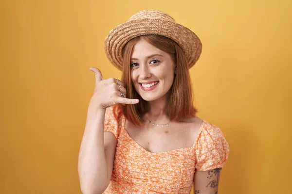 Mulher Ruiva Jovem Sobre Fundo Amarelo Usando Chapéu Verão Sorrindo — Fotografia de Stock