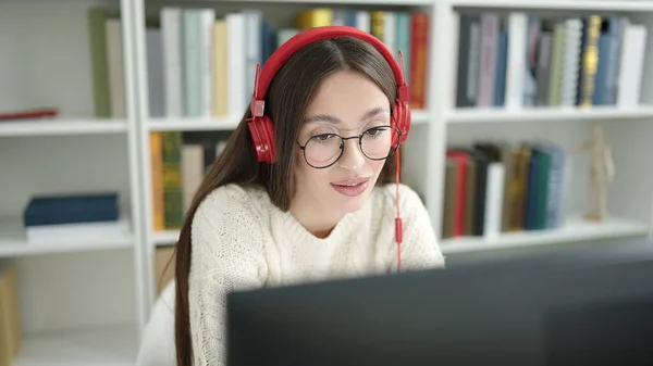 Jong Mooi Latino Vrouw Student Glimlachen Zelfverzekerd Met Video Bellen — Stockfoto