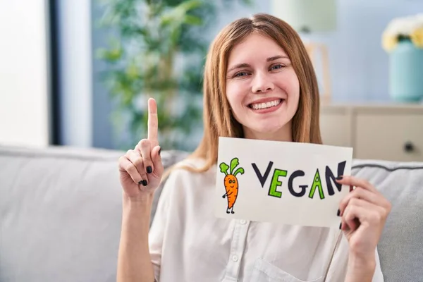 Mooie Vrouw Met Spandoek Met Veganistisch Woord Glimlachend Met Een — Stockfoto