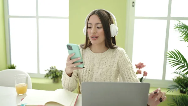 Young Beautiful Hispanic Woman Student Smiling Confident Listening Music Home — ストック写真