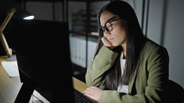 若い美しいヒスパニック系女性のビジネスワーカーは オフィスで働くコンピュータを使用して疲れている — ストック写真