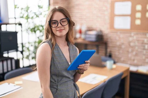 Ofiste Çalışan Gözlüklü Seksi Bir Ifadeyle Kameraya Bakan Neşeli Mutlu — Stok fotoğraf