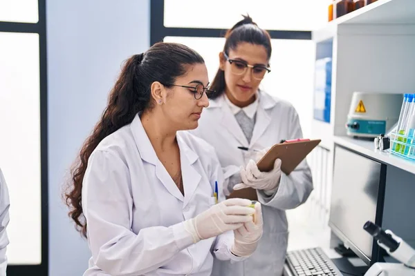 Three Woman Scientists Holding Sample Write Checklist Laboratory — Stock Photo, Image