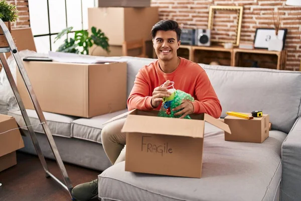 Латиноамериканец Переезжает Новый Дом Распаковывая Свои Вещи Улыбаясь Счастливой Прохладной — стоковое фото