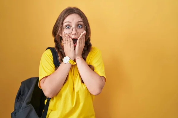 Junge Kaukasische Frau Mit Studentenrucksack Vor Gelbem Hintergrund Verängstigt Und — Stockfoto