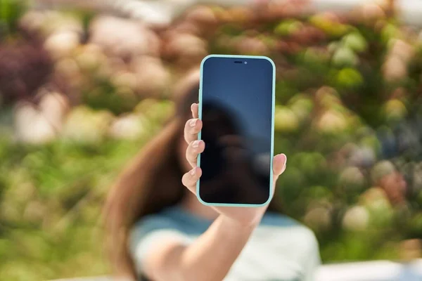Parkta Ekranda Akıllı Telefon Gösteren Sevimli Kız — Stok fotoğraf