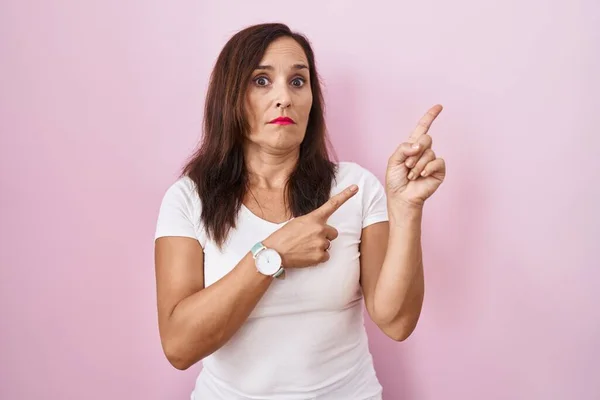 Middle Age Brunette Woman Standing Pink Background Pointing Aside Worried — Stock Photo, Image