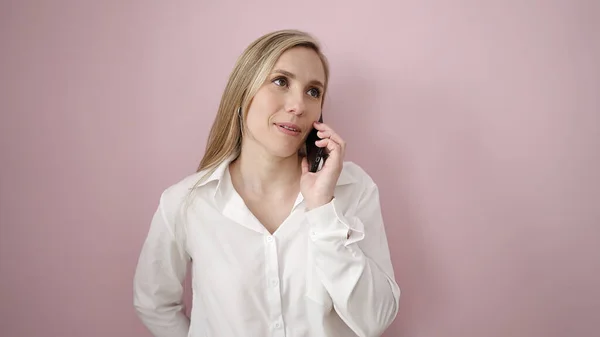 Ung Blond Kvinna Talar Smartphone Stående Över Isolerade Rosa Bakgrund — Stockfoto