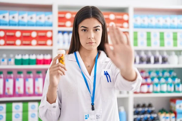 Donna Ispanica Che Lavora Farmacia Farmacia Con Pillole Mano Aperta — Foto Stock