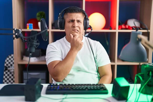 Jonge Latijns Amerikaanse Man Speelt Videospelletjes Denken Bezorgd Een Vraag — Stockfoto