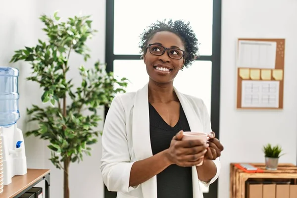 Africano Americano Mulher Empresário Trabalhador Beber Café Escritório — Fotografia de Stock