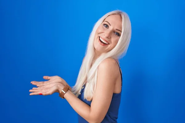 Femme Caucasienne Debout Sur Fond Bleu Pointant Côté Avec Les — Photo