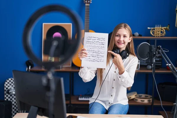 Jonge Blanke Vrouw Doet Online Muziek Tutorial Tonen Muziekblad Glimlachend — Stockfoto