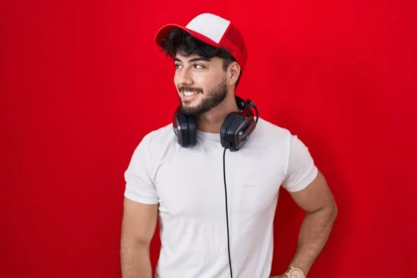 Hispanischer Mann Mit Bart Gamer Hut Und Kopfhörer Der Mit — Stockfoto
