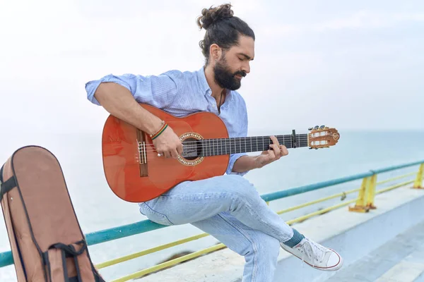 Ung Latinamerikansk Man Musiker Spelar Klassisk Gitarr Sitter Balustrade Vid — Stockfoto