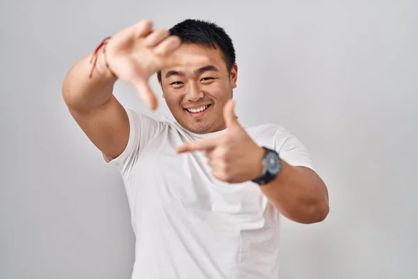Jeune Homme Chinois Debout Sur Fond Blanc Souriant Faisant Cadre — Photo