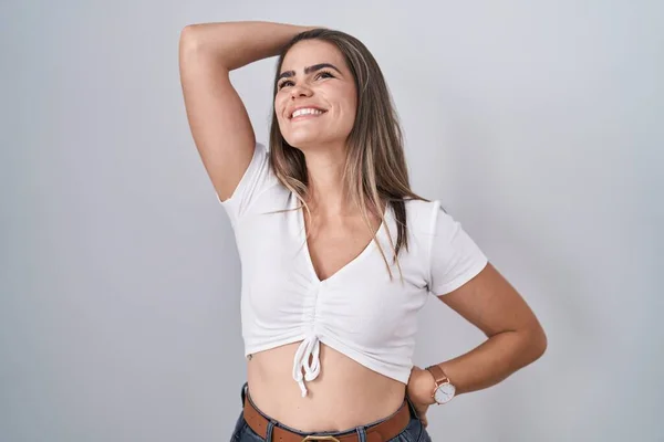 Joven Hermosa Mujer Vistiendo Casual Camiseta Blanca Sonriendo Seguro Tocar —  Fotos de Stock