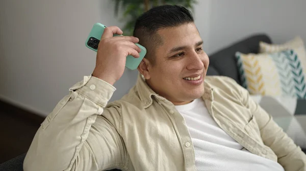 Joven Hispano Escuchando Mensaje Voz Con Smartphone Casa —  Fotos de Stock