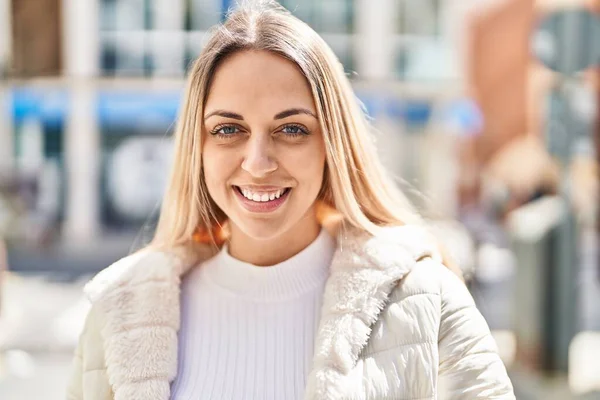 Jonge Vrouw Glimlachend Zelfverzekerd Staan Straat — Stockfoto