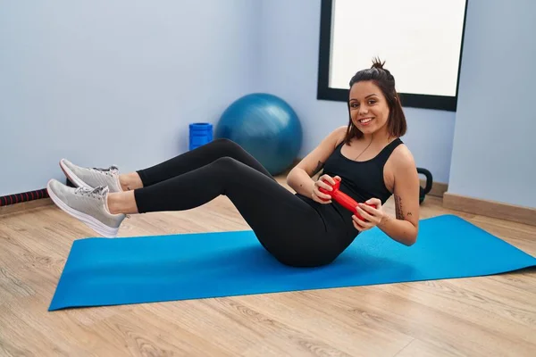 Young Beautiful Hispanic Woman Smiling Confident Training Abs Exercise Sport —  Fotos de Stock