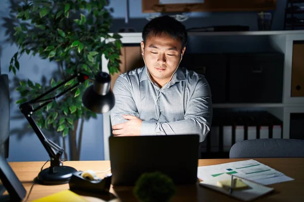 Junger Chinese Der Nachts Mit Einem Computer Laptop Arbeitet Lächelt — Stockfoto