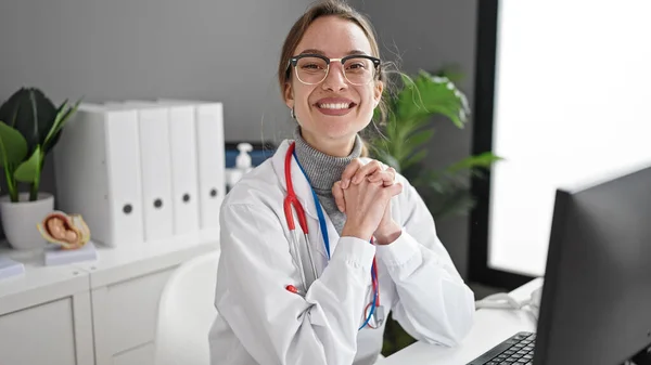 年轻的高加索女医生 使用在诊所工作的计算机 — 图库照片