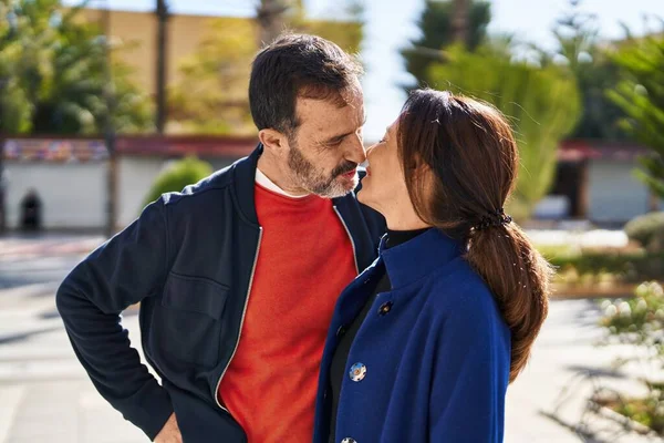 Homem Mulher Meia Idade Casal Juntos Beijando Parque — Fotografia de Stock