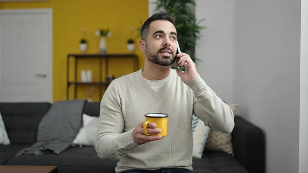 Jonge Spaanse Man Gesprek Smartphone Het Drinken Van Koffie Thuis — Stockfoto