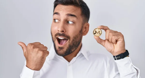Snygg Hispanic Man Håller Monero Cryptocurrency Mynt Pekar Tummen Upp — Stockfoto