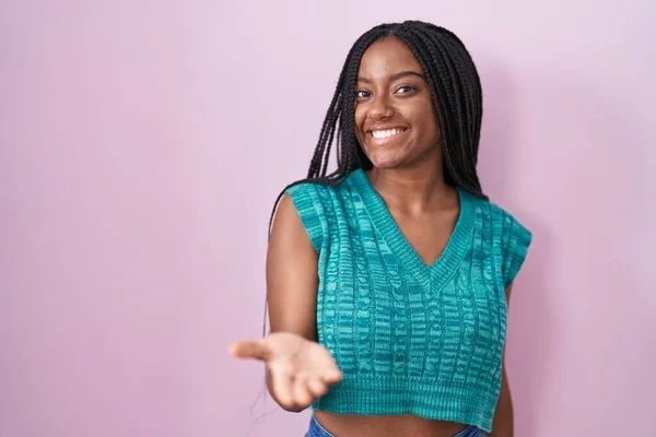 Молодий Афроамериканський Американець Косами Стоять Над Рожевим Тлом Усміхнений Веселий — стокове фото