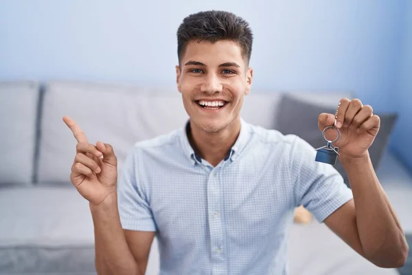 Jonge Spaanse Man Met Sleutels Van Nieuw Huis Glimlachend Blij — Stockfoto