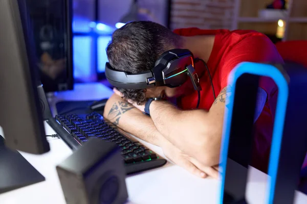 若いヒスパニック系の男ストリーマーゲームルームでコンピュータを使用して強調 — ストック写真