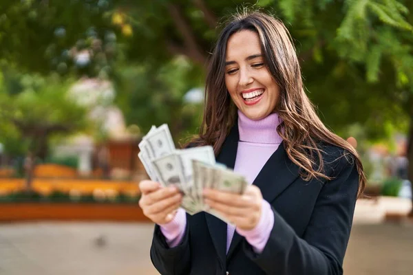 Jonge Spaanse Vrouw Lacht Vol Vertrouwen Telt Dollars Het Park — Stockfoto
