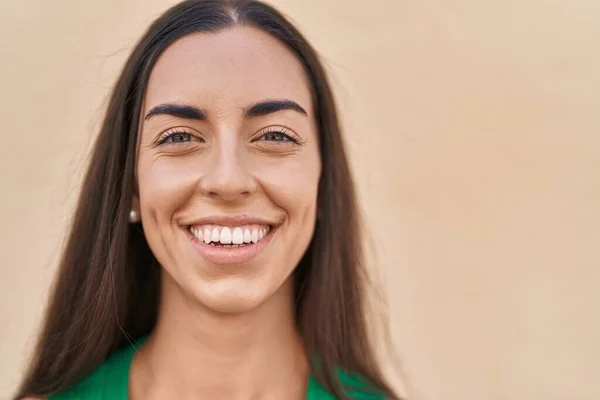 Junge Schöne Hispanische Frau Lächelt Selbstbewusst Vor Isoliertem Braunen Hintergrund — Stockfoto