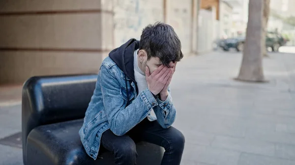 Jonge Spaanse Man Gestrest Zittend Een Bank Straat — Stockfoto