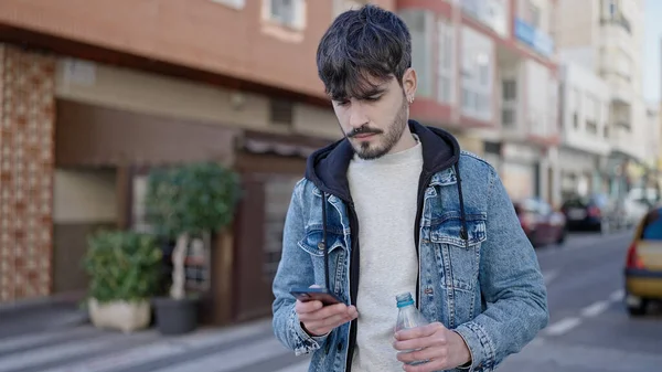 Genç Spanyol Adam Kahve Dükkanının Terasında Akıllı Telefon Kullanarak Içiyor — Stok fotoğraf