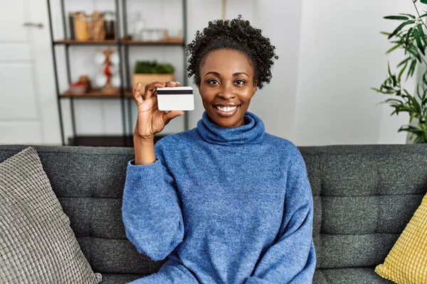 African American Woman Holding Credit Card Sitting Sofa Home — Stock Photo, Image