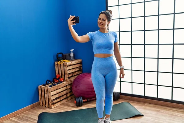 Mladá Latinsky Žena Úsměvem Sebevědomí Aby Selfie Smartphonu Sportovním Centru — Stock fotografie